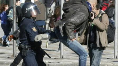Enfrentamientos entre agentes de Policía y manifestantes en la calle de Alcalá de Madrid, durante la jornada de huelga que vive hoy el país para protestar contra la política de austeridad del Gobierno