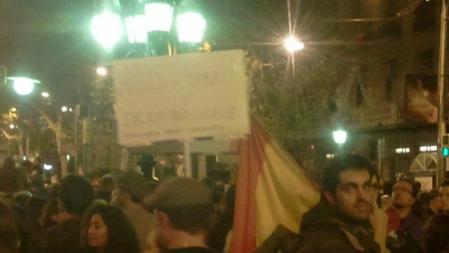 Pancarta en la que se lee: ¡Se nos mean encima y dicen que llueve!