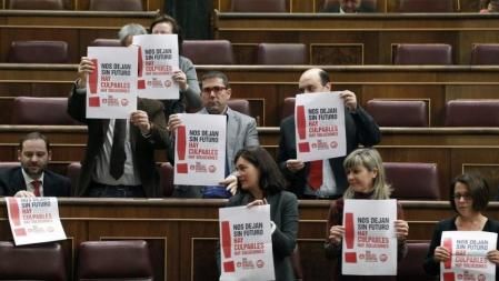 Una decena de diputados del PSOE se han levantado hoy de sus escaños durante la sesión plenaria que se celebra en el Congreso con carteles de UGT en favor de la huelga