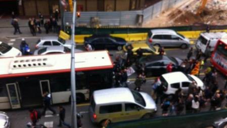 12:30 h Passeig de Gràcia con Aragó (Barcelona). Piquetes obligando a bajar a la gente del bus