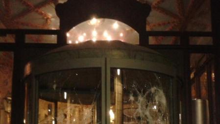 Grupos radicales han roto los cristales del Palau de la Música después de que finalizara la manifestación alternativa tras la huelga general del 14N