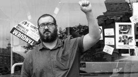 Puño en alto por la huelga general