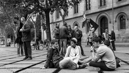 Varios jóvenes sentados en la plaza Universidad de Barcelona el 14N