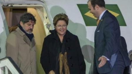 La presidenta de Brasil, Dilma Rousself, a su llegada al aeropuerto de Jerez de la Frontera para asistir a la XXII Cumbre Iberoamericana de Jefes de Estado y de Gobierno en Cádiz.