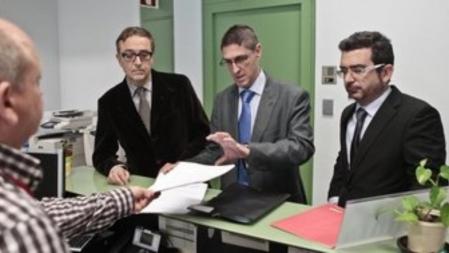 Imagen del momento de la presentación de la querella de Artur Mas y Jordi Pujol ante el juzgado de guardia contra el diario 'El Mundo'.