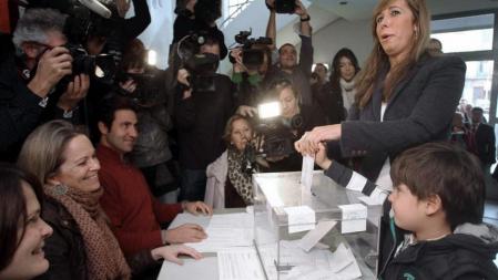 La candidata del PPC a la presidencia de la Generalitat, Alicia Sánchez-Camacho, vota acompañada de su hijo Manuel, en el IES Jaume Balmes, situado en el distrito del Eixample de Barcelona