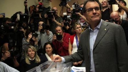 Artur Mas, en el momento de depositar su voto.