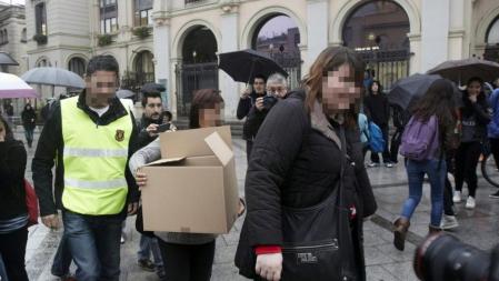 Agentes de los Mossos d'Esquadra transportan cajas en el transcurso de los registros realizados en dependencias del Ayuntamiento de Sabadell con motivo de una operación por un supuesto caso de corrupción urbanística