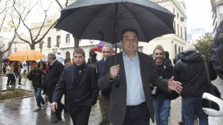 El alcalde de Sabadell, Manuel Bustos, sale de las dependencias municipales para ir a comer después de que los Mossos d'Esquadra hayan entrado a registrar esta mañana el ayuntamiento