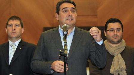El alcalde de Sabadell (Barcelona), Manuel Bustos (c), acompañado por otros integrantes de su equipo de gobierno, durante la rueda de prensa que ha ofrecido esta mañana tras ser imputado en la causa sobre una supuesta trama de corrupción vinculada a recalificaciones urbanísticas