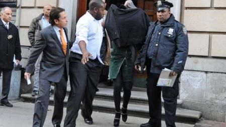 Lindsay Lohan abandonó la comisaría oculta tras una chaqueta negra