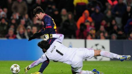 Leo Messi, en el momento en el que el portero del Benfica impacta con su rodilla