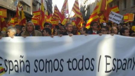 Centenares de personas marchan en Barcelona en favor de la unidad de España