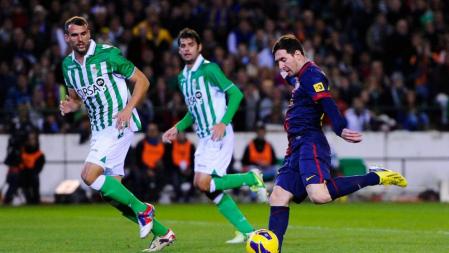 Lionel Messi, en el momento en que arma la pierna para lograr su primer gol, con el que igualaba a Müller