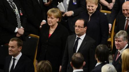 La canciller alemana, Angela Merkel, y el president francés, François Hollande, en Oslo durante la ceremonia de entrega del premio Nobel de la Paz a la Unión Europea