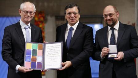 El presidente del Consejo Europeo, Herman Van Rompuy; el presidente de la CE, Jose Manuel Barroso; y el presidente del Parlamento Europeo, Martin Schulz, recogen el Nobel de la Paz en Oslo