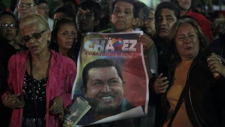 Partidarios de Hugo Chávez rezan por el éxito de su operación