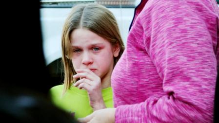 Una niña llora tras el tiroteo ocurrido en una escuela de Newtown, Connecticut