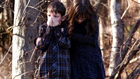 Un joven causa la mayor matanza escolar de EE.UU. al asesinar a 28 personas en Connecticut, veinte de ellas niños de entre 5 y 10 años