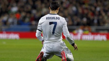 Cristiano Ronaldo en el suelo después de un lance del juego