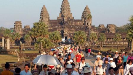 Turistas visitan el templo camboyano de Angkor Wat en la provincia de Siem Reap