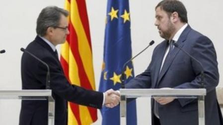 El líder de CiU, Artur Mas, y el presidente de ERC, Oriol Junqueras, escenifican en el Parlament la firma del acuerdo de gobernabilidad y estabilidad parlamentaria en Catalunya