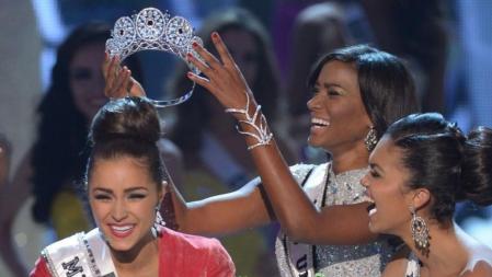 Olivia Culpo en el momento de ser coronada Miss Universo 2012
