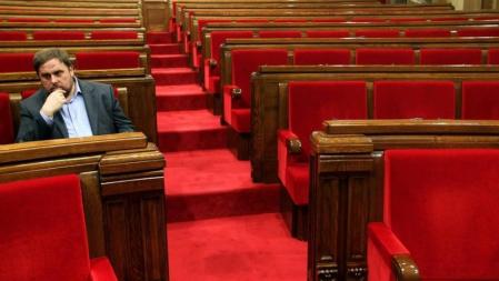 El presidente de ERC, Oriol Junqueras antes del inicio de la primera jornada del pleno de dos días que permitirá a Artur Mas ser investido de nuevo presidente de la Generalitat de Catalunya