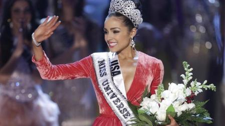 La exultante nueva Miss Universo saluda al público