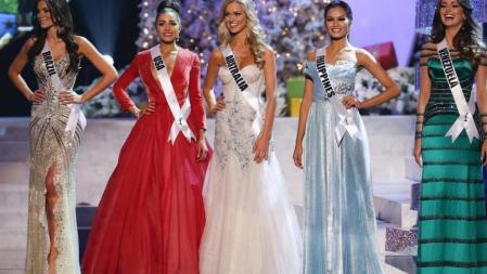 Las cinco finalistas candidatas a Miss Universo en un momento de la gala
