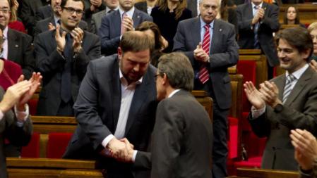 Artur Mas y Oriol Junqueras se dan la mano tras la investidura como president en el Parlament de Catalunya