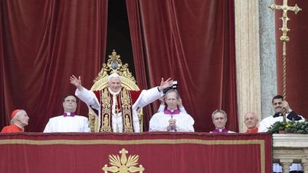 El papa Benedicto XVI saluda desde el balcón de la Basílica a las miles de personas congregadas en la plaza de San Pedro del Vaticano