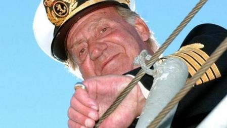 2005 Cartagena (Murcia).- El Rey Juan Carlos a bordo del patrullero 'Infanta Cristina', desde cuya cubierta presenció un simulacro de rescate de un marinero herido en alta mar