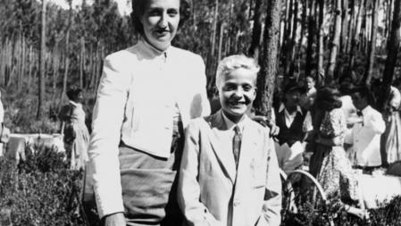 1948 Estoril (Portugal).- María de las Mercedes de Borbón y Orleans, Condesa de Barcelona, acompañada de su hijo el Infante Juan Carlos, en un día de campo, durante el exilio de la Familia Real en Portugal