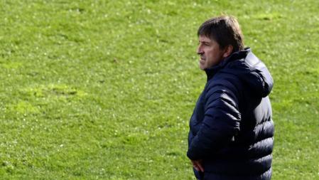 El segundo entrenador del Barça, Jordi Roura, durante un entrenamiento del conjunto azulgrana para preparar el derbi ante el Espanyol