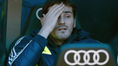 Iker Casillas, en el banquillo lamenta de un lance del partido antes de substituir a Adan ante la Real Sociedad