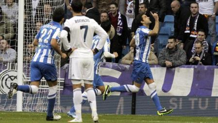 El centrocampista de la Real Sociedad Xabi Prieto (d) celebra la consecución del primer gol de su equipo ante el Real Madrid