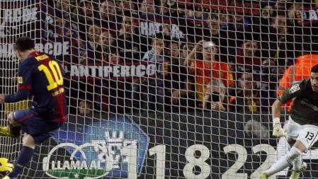 Leo Messi (i) supera desde el punto de penalty al portero del Espanyol Kiko Casilla y consigue el cuarto gol de su equipo