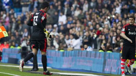 Adan saliendo del terreno de juego y al fondo Iker Casillas preparándose para salir