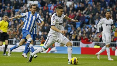 Karim Benzema dispara a puerta para anotar el primer gol del Real Madrid