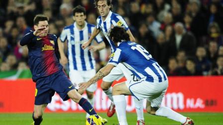 Messi intenta irse del central del blanquiazul Diego Colotto en un derbi barcelonés