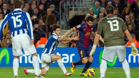 Cesc intenta llegar frente a Casilla y es agarrado por un jugador del Espanyol
