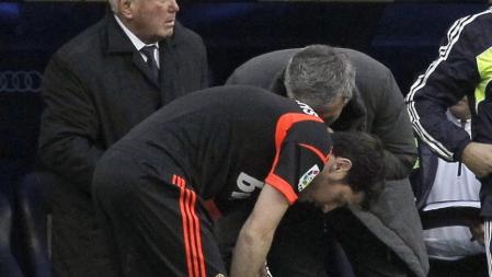 Mourinho habla con Casillas antes de que el meta se incorpore al juego.