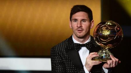 Leo Messi recibe su cuarto Balón de Oro durante la gala FIFA 2012