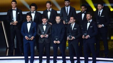 Cristiano Ronaldo, Marcelo, Sergio Ramos, Gerard Pique, Dani Alves, Iker Casillas, Radamel Falcao, Lionel Messi, Andres Iniesta, Xavi Hernandez Xabi Alonso reciben el premio al mejor once de la FIFA
