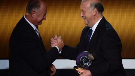 Vicente del Bosque recibe el galardón al mejor entrenador de 2012 en la gala FIFA del Balón de Oro 2012
