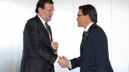 Archivo. El presidente del Ejecutivo, Mariano Rajoy, y el president de la Generalitat, Artur Mas, se saludan momentos antes del inicio del acto de inauguración de la línea de AVE Barcelona-Girona-Figueres