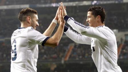 El delantero portugués del Real Madrid, Cristiano Ronaldo celebra uno de sus goles con su compañero, el francés Karim Benzema.