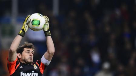 El portero del Real Madrid, Iker Casillas, durante el partido de la vuelta de octavos de final de Copa del Rey que el conjunto blanco disputa contra el Celta de Vigo