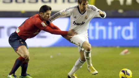 Fabio Coentrao es cogido de la camiseta por Alvaro Cejudo